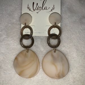 Adorable dangle earrings!!
